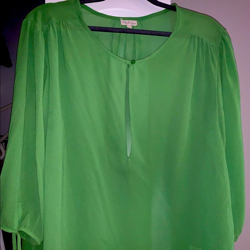 Adorable lime green top - keyhole cutout!